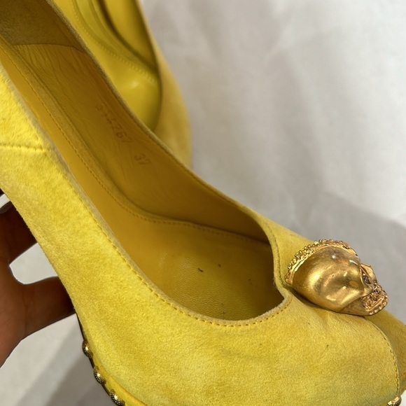 Alexander McQueen yellow suede peep toe heels embellished gold skull women’s 38 - Picture 11 of 13